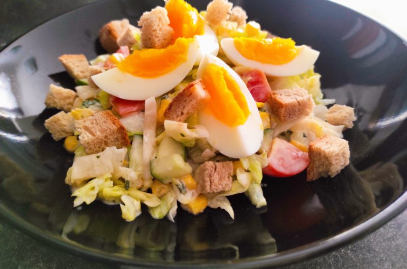 Zeleninový salát s jogurtovým dipem, vařeným vejcem a chlebovými krutony