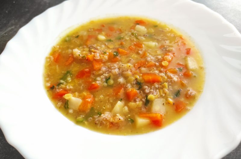 Zeleninová polévka s červenou čočkou a vločkami